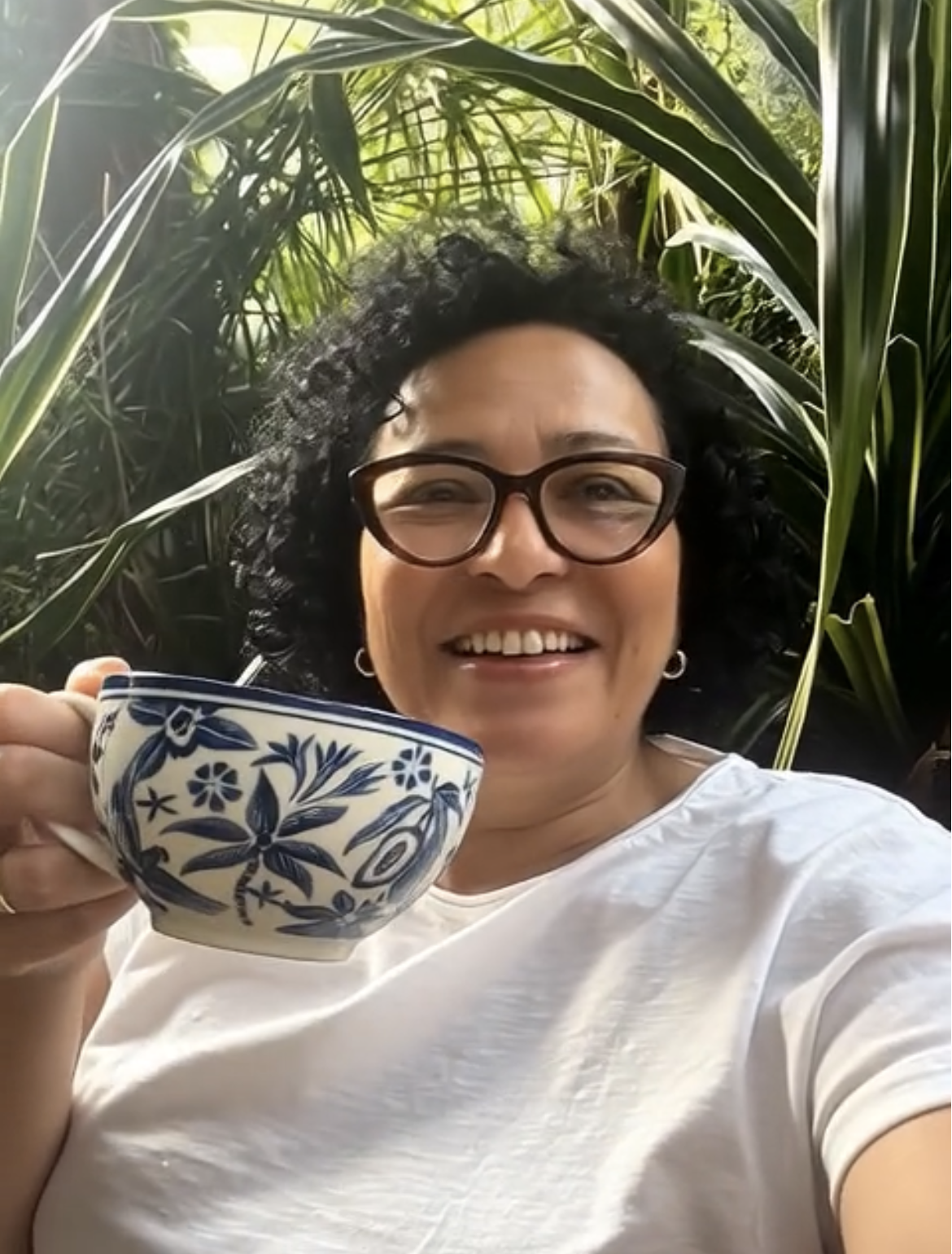 Margareta s šálkem čaje